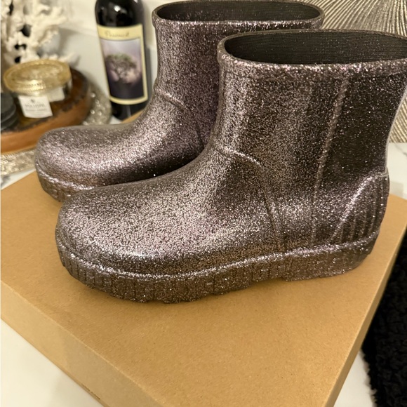 LIKE NEW! UGG RAIN BOOTIES WELLIES SIZE 7 - Picture 2 of 5